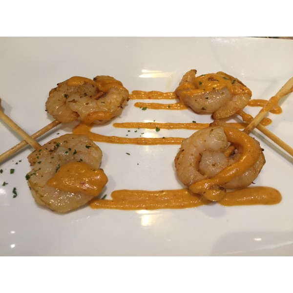 Shrimps skewers with Romesco