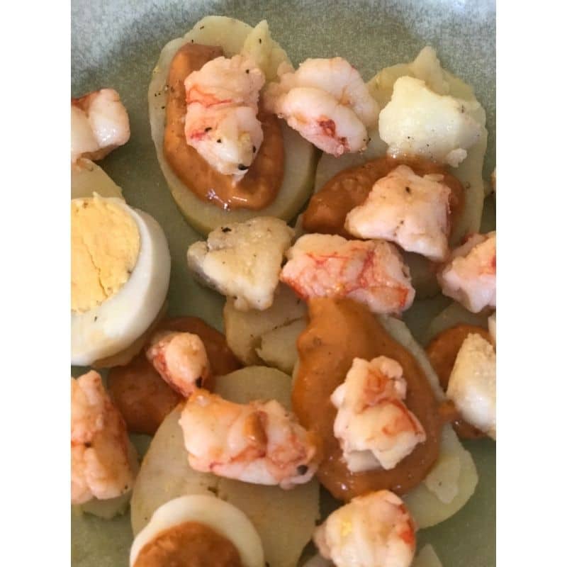 Boiled patatoes with prawns and romesco sauce