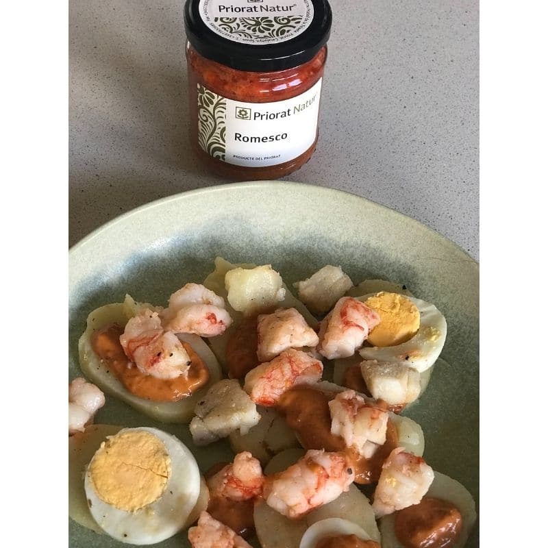Boiled patatoes with prawns and romesco sauce